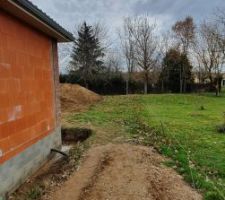 Le c&ocirc;t&eacute; de la maison, avec les briques pos&eacute;es au coin