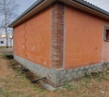 Le coin de la maison, avec ses nouvelles briques de parement