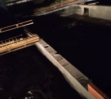 Mise en place des planelles sur bandes bitumineuses