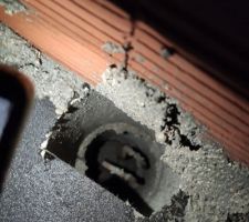 Mise en place des planelles sur bandes bitumineuses