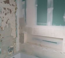 Faïence décollée autour de la baignoire