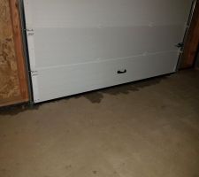 La porte de garage Aludoor a été posée lundi 3 février, sauf que l'eau s'infiltre car on n'a pas prévu de pente pour l'écoulement des eaux de pluie