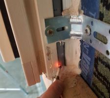 Test d'étanchéité intermédiaire, fuite structurelle en bas de chaque fenêtre Internorm. vraiment très déçu de la qualité des fenêtres.