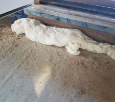 Test d'étanchéité intermédiaire, fuite sous la porte donc elle a été calfeutrée par de la pousse PU puis on posera de l'adhésif TESCON® VANA.