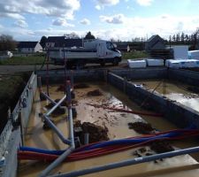 Plus &ccedil;a avance et plus c'est beau!!!
Reste des petites questions auxquelles on me r&eacute;pond quand on peut mais je pense que les choses suivent leur route correctement.

Encore une fois ce n'est pas mon boulot &agrave; la base mais je l&acirc;che rien puisque les gaines ne sont pas de la bonne couleur, les ouvertures ne sont pas toutes marqu&eacute;es, que l'arase n'est pas sous les planelles.... 

Bref je ne change pas ....