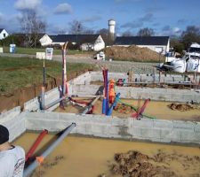 Plus ça avance et plus c'est beau!!!
Reste des petites questions auxquelles on me répond quand on peut mais je pense que les choses suivent leur route correctement.
Encore une fois ce n'est pas mon boulot à la base mais je lâche rien puisque les gaines ne sont pas de la bonne couleur, les ouvertures ne sont pas toutes marquées, que l'arase n'est pas sous les planelles....
Bref je ne change pas ....