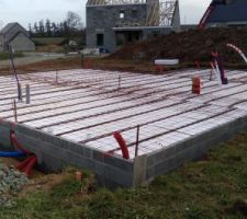 Plus ça avance et plus c'est beau!!!
Reste des petites questions auxquelles on me répond quand on peut mais je pense que les choses suivent leur route correctement.
Encore une fois ce n'est pas mon boulot à la base mais je lâche rien puisque les gaines ne sont pas de la bonne couleur, les ouvertures ne sont pas toutes marquées, que l'arase n'est pas sous les planelles....
Bref je ne change pas ....