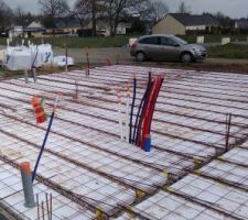 Plus ça avance et plus c'est beau!!!
Reste des petites questions auxquelles on me répond quand on peut mais je pense que les choses suivent leur route correctement.
Encore une fois ce n'est pas mon boulot à la base mais je lâche rien puisque les gaines ne sont pas de la bonne couleur, les ouvertures ne sont pas toutes marquées, que l'arase n'est pas sous les planelles....
Bref je ne change pas ....