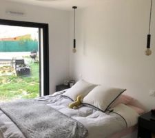 Notre chambre 12m²
Au sol carrelage imitation parquet
Au plafond ventilateur Exhale
vue sur le (futur) jardin et la piscine