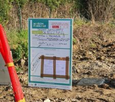 Pose de notre panneau d'information construction, sur notre terrain
