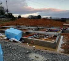Le vide sanitaire se monte (avec le sac de hourdis polystyrène qui se fait la malle avec le vent...)