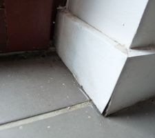 Les plinthes autour des baies vitrées INTERNORM (posées par GLV) pourrissent, en attendant un reglement par GLV