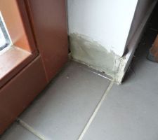 Les plinthes autour des baies vitrées INTERNORM (posées par GLV) pourrissent, en attendant un reglement par GLV. On a enlevé la pplinthe qui partait en morceaux, et on a mis de l'enduit qui nous restait lorqu'on a posé des plaques de céramique dans la cuisine, mais y'a t'il un risque de pourrissement derriere? (c'est etanche ... trop? )
