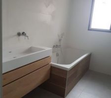 Vue générale de la salle de bain familiale