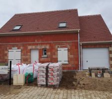 Mise en place des "pierres" sur les côtés de la maison