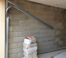 Porte de garage vandalisée