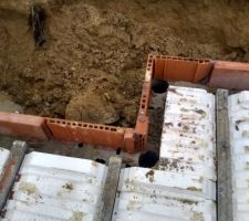 1ère merde sur le chantier 
Plus de planelles alors on découpe des briques ...
Normalement ils devaient couler mardi 
On a demandé le remplacement 
En espérant que cela ne retarde pas le chantier