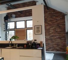 Le grand mur du pignon, dans l'entrée, est habillé de briques de parement sur les parties en renfoncement