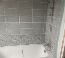 Fa&iuml;ence dans salle de bain finie reste plus qu?&agrave; faire notre finition