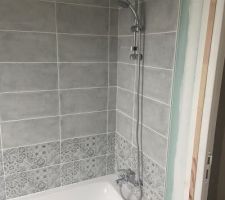 Fa&iuml;ence dans salle de bain finie reste plus qu?&agrave; faire notre finition