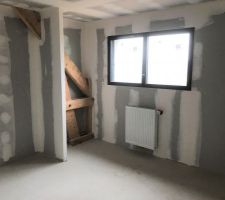 Pr&ecirc;te &agrave; peindre : chambre du milieu