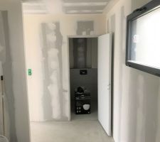 Pr&ecirc;te &agrave; peindre : entr&eacute;e et WC au fond