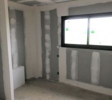 Pr&ecirc;t &agrave; peindre : bureau / chambre d'amis