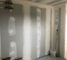 Pr&ecirc;t &agrave; peindre : placard entr&eacute;e avec nourrice plomberie