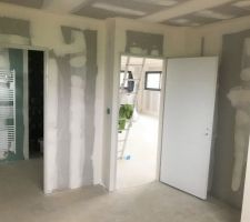 Pr&ecirc;t &agrave; peindre : bureau et chambre d'amis RDC