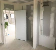 Pr&ecirc;t &agrave; peindre : bureau d&eacute;tail nourrice chauffage au sol