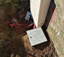 Pose du coffret pour gaines télécoms suite à venu de Sogetrel.
