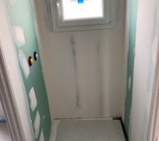 Bande terminée dans la salle d'eau