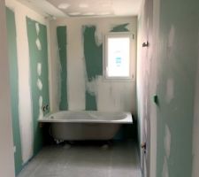 Baignoire posée et bande installée