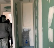 Wc en cours dans la sdb avec pose de bande