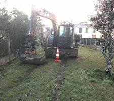 Arrivé de la pelle sur le terrain.