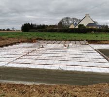 Pose des poutrelles et isolants en polystyrène avant coulage de la dalle le 5 février 2020