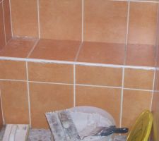 Intervention du constructeur dans la salle de bains pour remettre de niveau le banc de la douche &agrave; l'italienne.