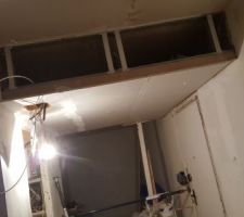 Future buanderie : 
Faux plafond de l'entrée / Coffre de rangement mise à nu pour faire passer tous les câbles puis refermé.
