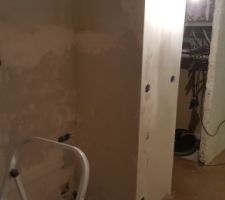 Future buanderie : 
Rebouchage des trous...