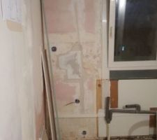 Future buanderie : 
Rebouchage des trous...