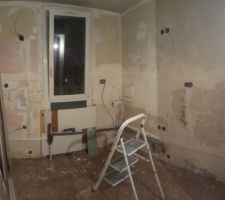 Future buanderie : 
Rebouchage des trous...