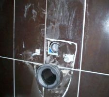 Intervention du constructeur dans les WC de l'entr&eacute;e pour remplacer un carreau d&eacute;fectueux.