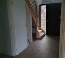 Le fameux toilette sous l'escalier est enfin dans la place :)