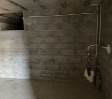 La cave en sous-sol avec le vide-sanitaire au fond