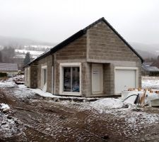 Les vrd sont faites et le tout de la maison est empierré