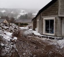 Les vrd sont faites et le tout de la maison est empierré