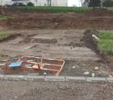 Talus supprim&eacute; ! On peut voir une partie de ce qu'il reste sur le terrain voisin dans le fond &agrave; gauche.
Ce talus &eacute;tait une sacr&eacute;e &eacute;pine. Il me mangeait au moins 4 m&egrave;tres de large sur mon terrain. Comportait de grosses souches d'arbres et se terminait en tas de gravats (d&eacute;p&ocirc;t sauvage).

Talus qui malheureusement a &eacute;t&eacute; &agrave; ma charge de faire &eacute;vacuer (et non &agrave; celle de l'ancien proprio)
Maintenant &ccedil;a c'est fait !