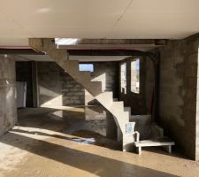 L'escalier entre sous/sol et RDC en-cours de montage, &agrave; droite sur la photo l'emplacement de la future porte d'entr&eacute;e.