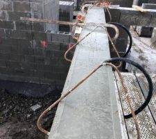 Linteau garage avec r&eacute;servations pour spots encastr&eacute;s dans les linteaux
