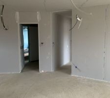 Vue du séjour accès chambre 2 et 3, salle de bain 2 et cellier